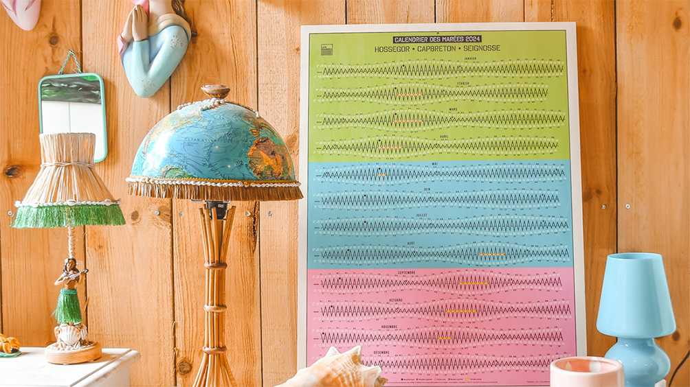 photo d'un calendrier des marées de couleur vive dans une ambiance décoration colorée devant un mur bois
