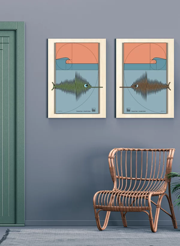 Photo de deux affiches poissons, vert et orange exposées dans l'entrée d'une maison