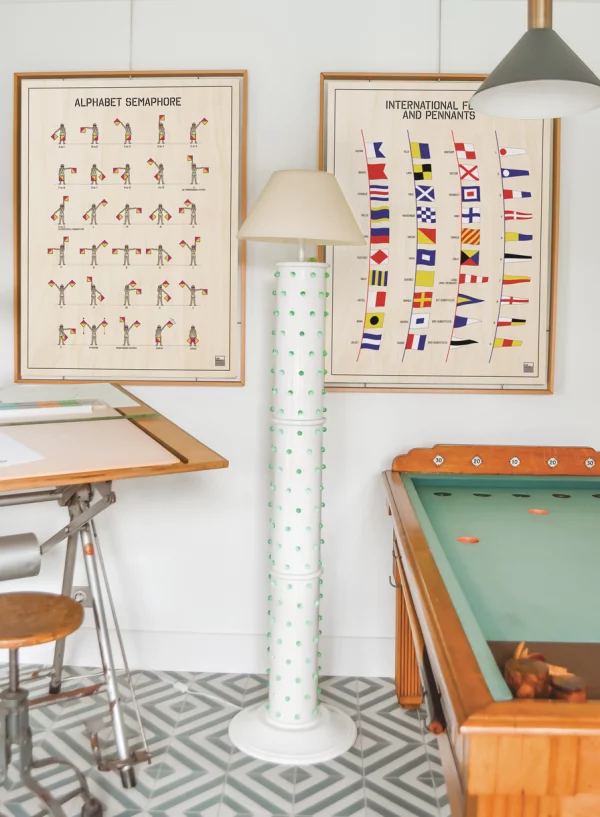 Photo des affiches alphabet sémaphore et flags and pennant exposés dans un salon