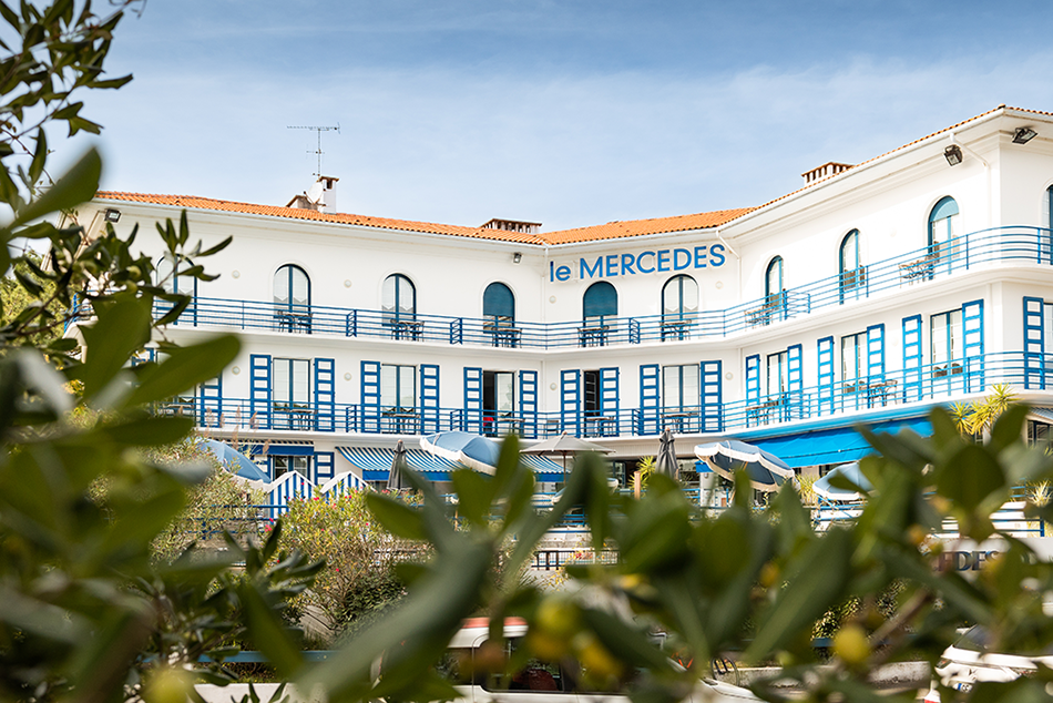 Photo de la façade de l'hôtel Le mERcedes à Hossegor côte sud des Landes