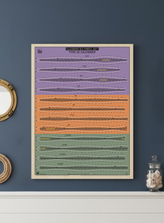 Calendrier des marées 2027 modele raye pastel exposé sur un mur à côté d'un miroir et d'un bocal rempli de coquillages